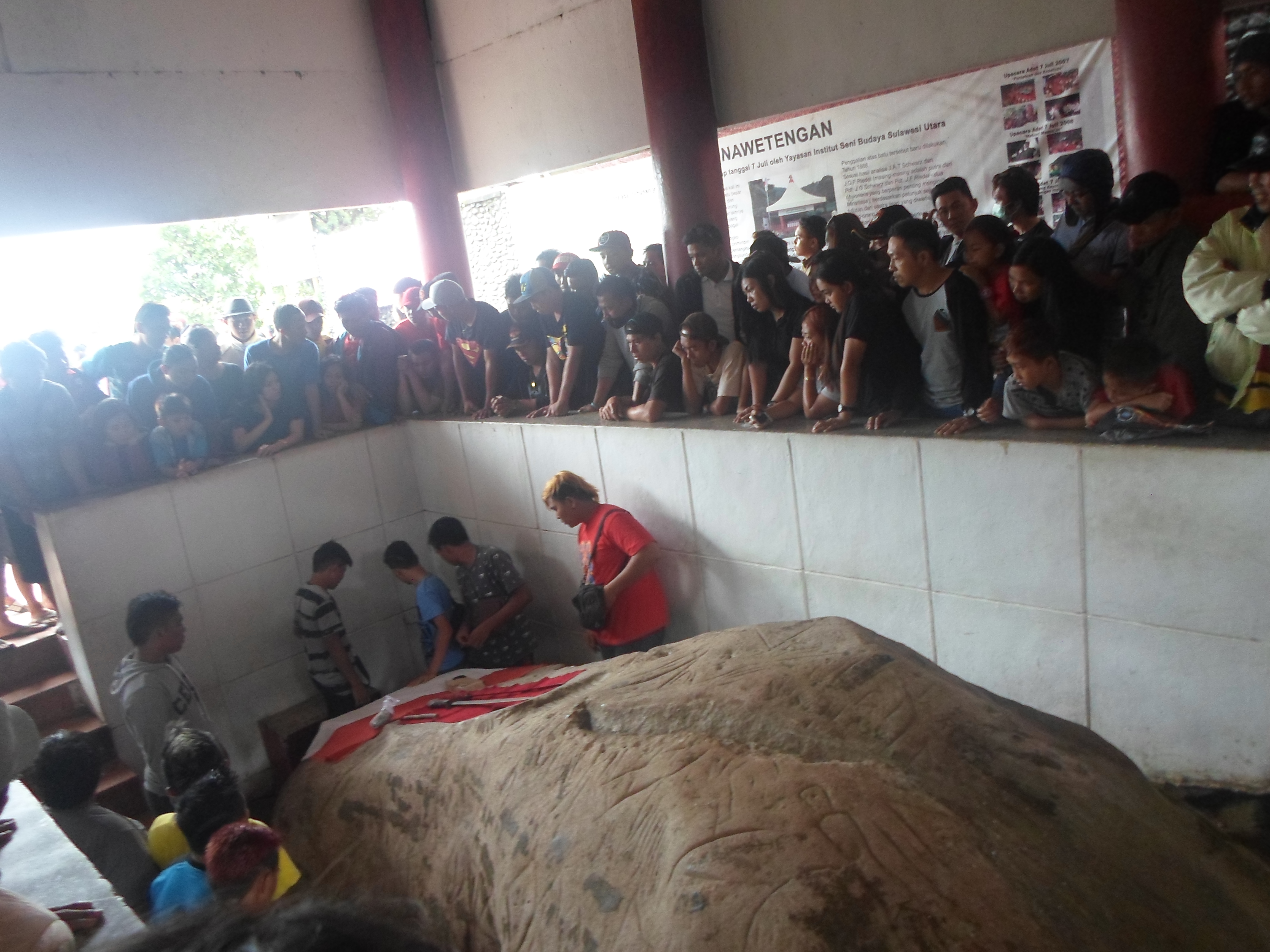 Ribuan Orang Kunjungi Watu Pinawetengan